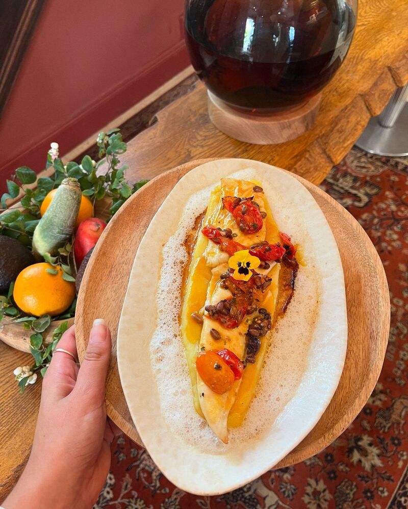 dorade grillée, sauce quatre-quarts, purée Joel