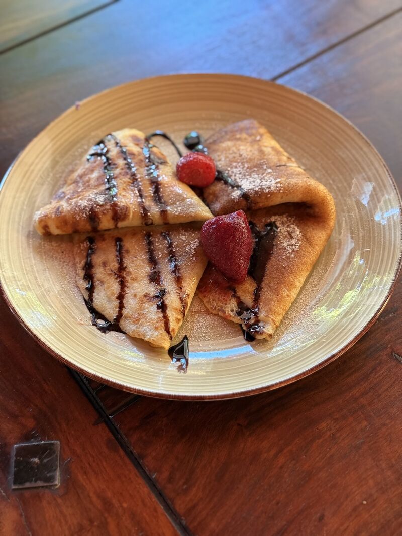 Palačinky s jahodovým coulis a tvarohem míša