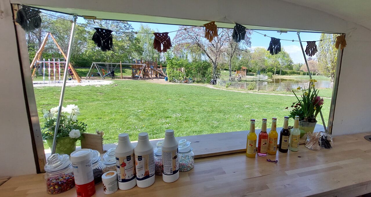 Der Blick von innen auf den wunderschönen Spielplatz