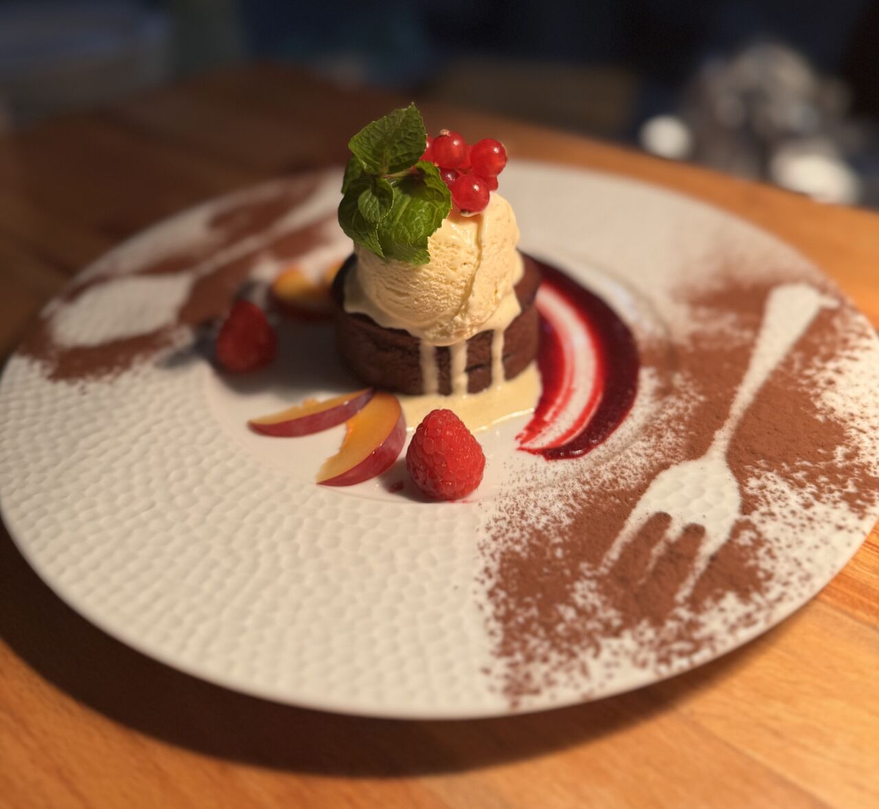 Schokoladen-Fondant Mit flüssigem Kern, Bonbon-Vanilleeis & Wildbeerensoße