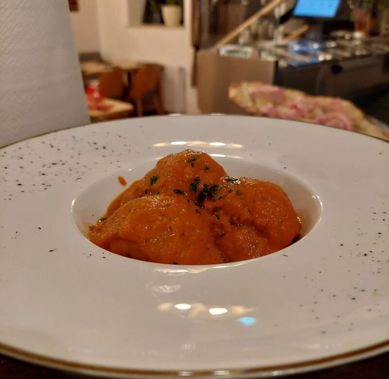 Polpette con sugo di peperoni e pecorino