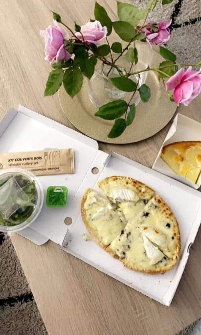 Menu Bruschetta 3 fromages miel accompagnée de sa salade sauce césar, tarte ananas coco et boisson