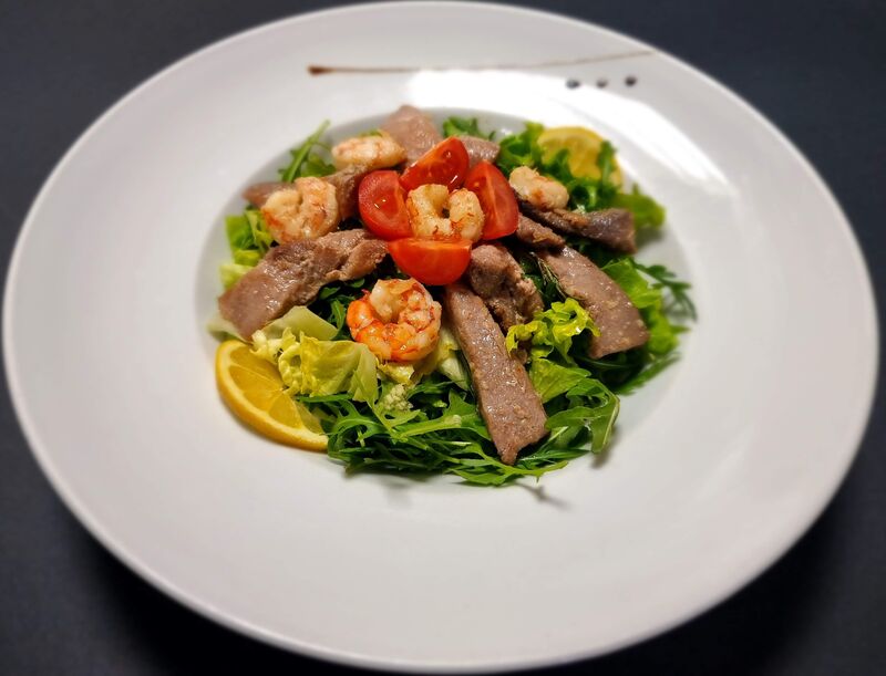 Toplo - hladna salata s tunom i kozicama