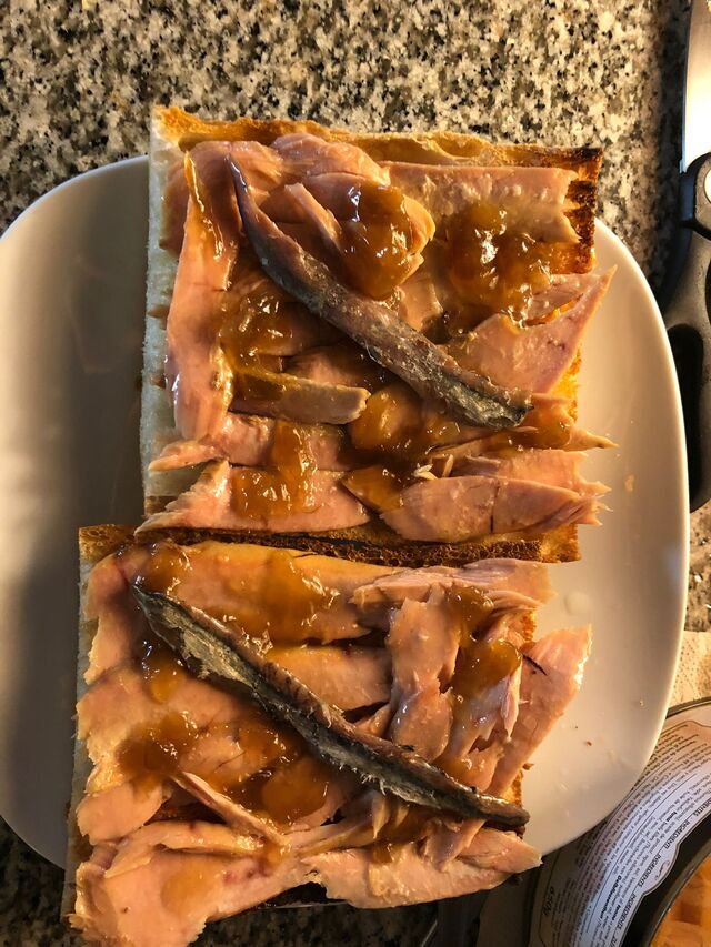 Ventresca, ceba caramelitzada i anxoves