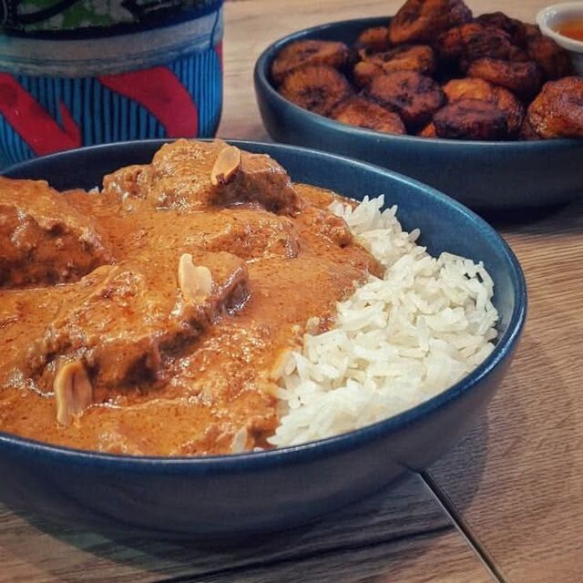 Mafé bœuf Plat accompagné d'une sauce onctueuse à base d'arachide et parfumée à la tomate