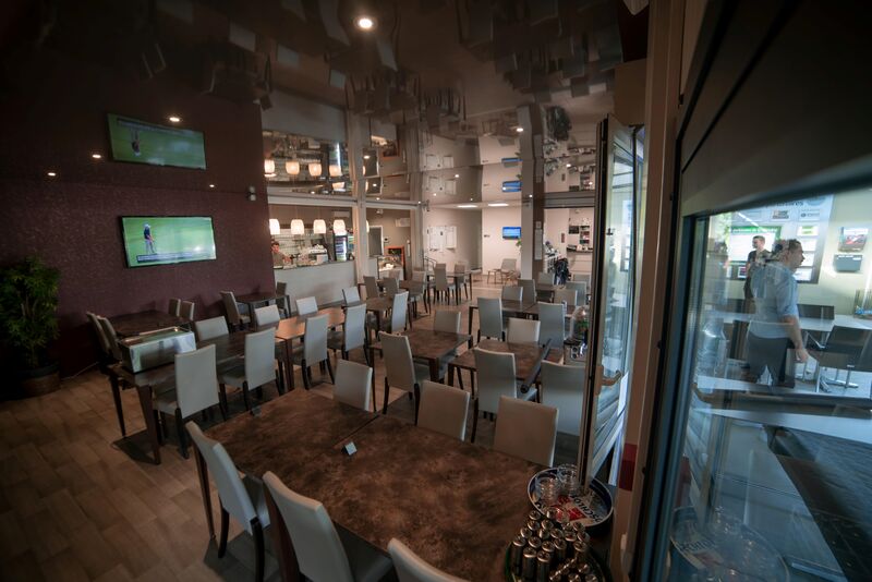 Notre salle intérieure pour le service du midi.
Mais aussi disponible pour vos réceptions et soirée privées.