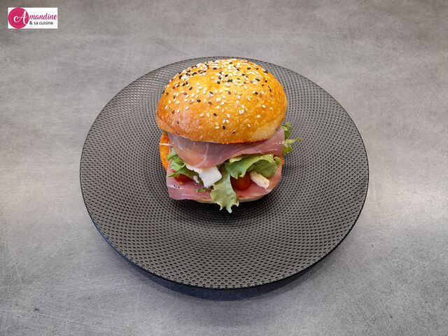 SandBurg : Pain à burger brioché artisanal et local, pesto de poivrons, parmesan, jambon cru fumé, salade, tomates, vinaigrette