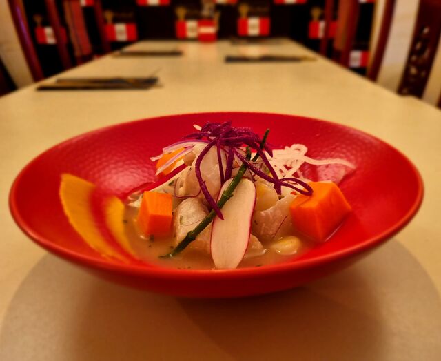 Ceviche : Dos de Cabillaud cru mariné aux citrons verts acc. patate douce, MaÏs grillé et à la vapeur.