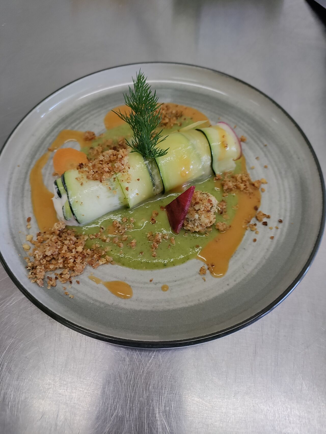 Sablé au cacahuètes, fromage de chèvre frais, figues et concombre à la grec