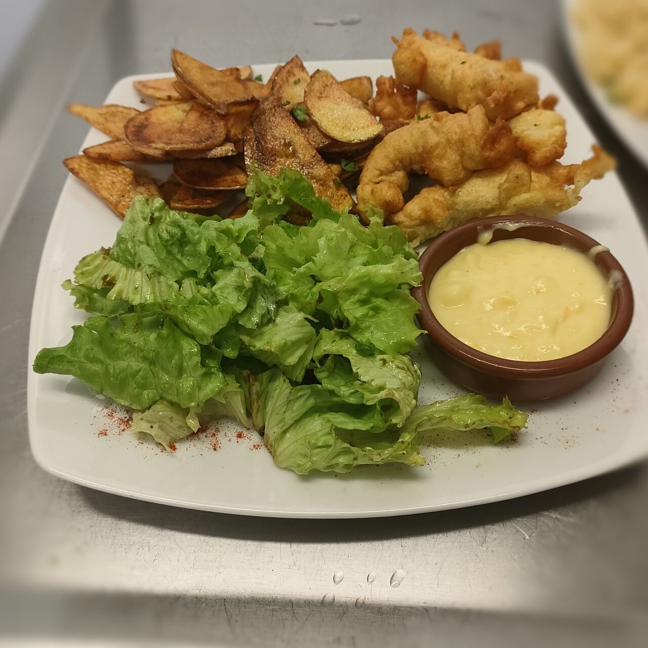 Fish and chips maison et sauce hollandaise 