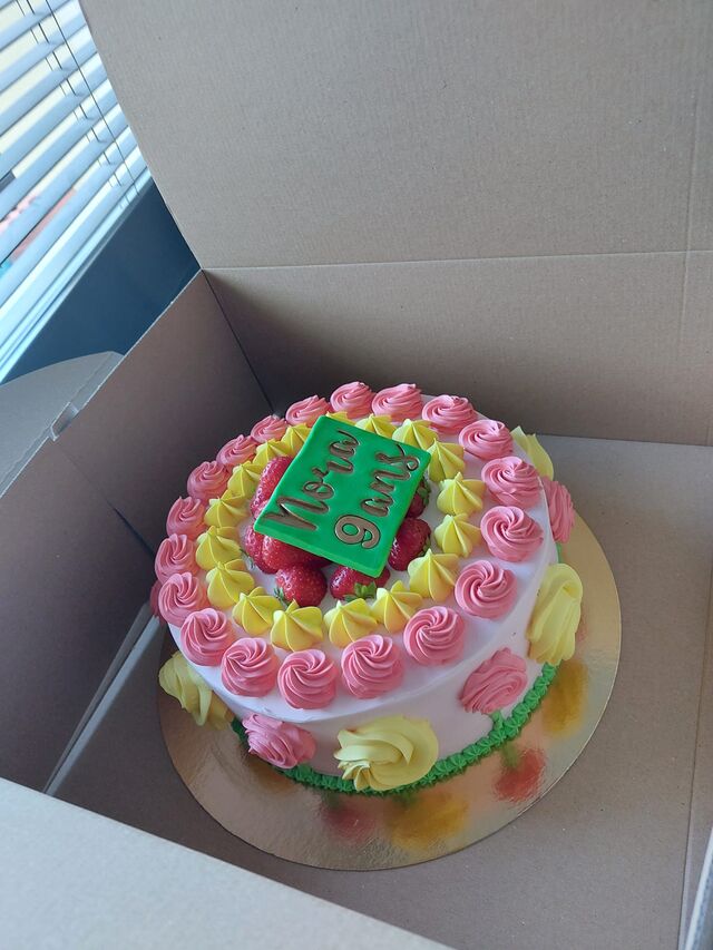 Gâteau d'anniversaire à la crème cerise & fraises 