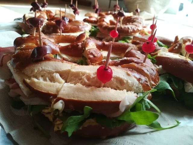 Gefüllte Laugenbrezerl als Fingerfood 