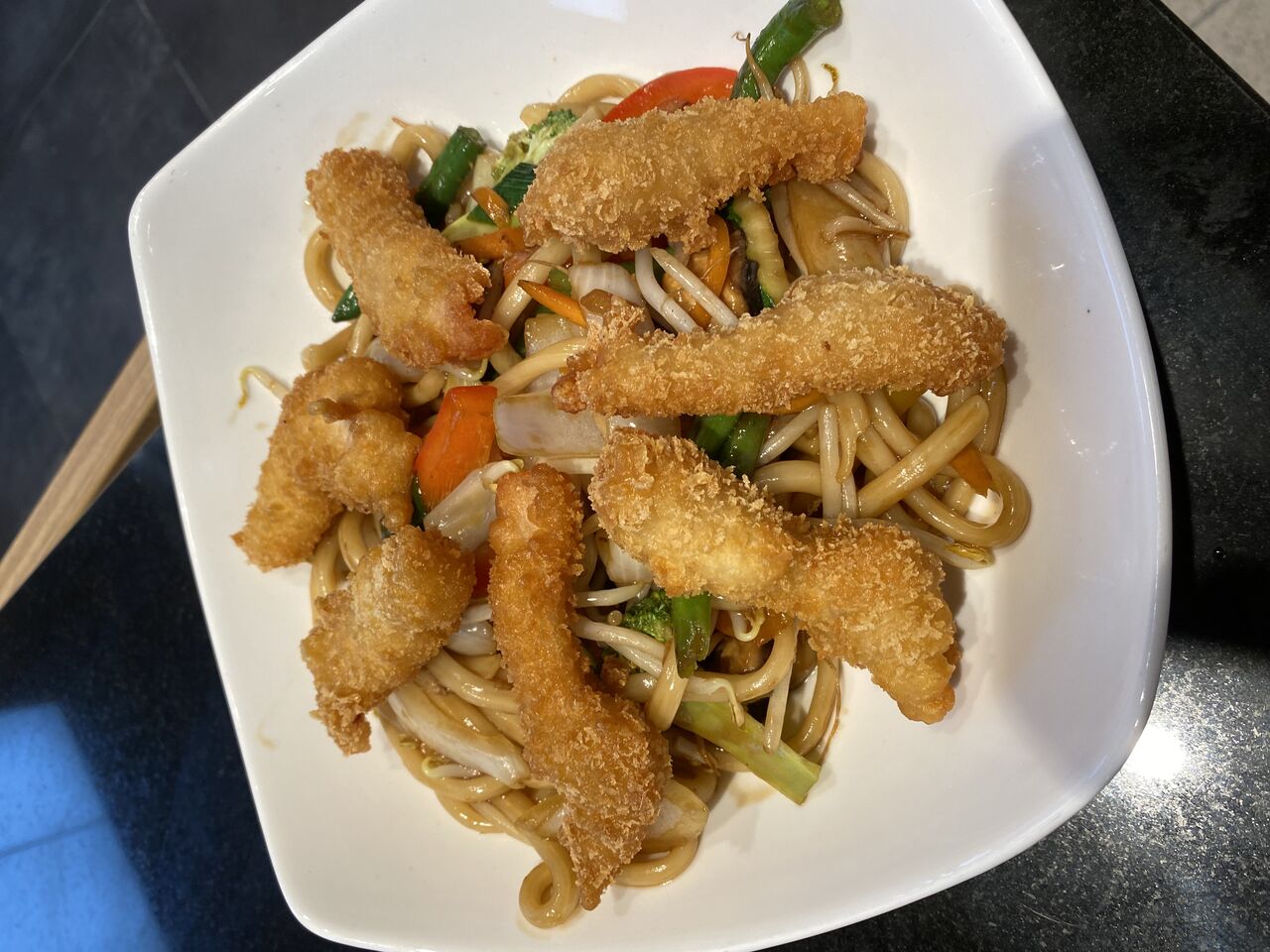 Gebratene Udonnudeln mit panierten Hühnerfleisch