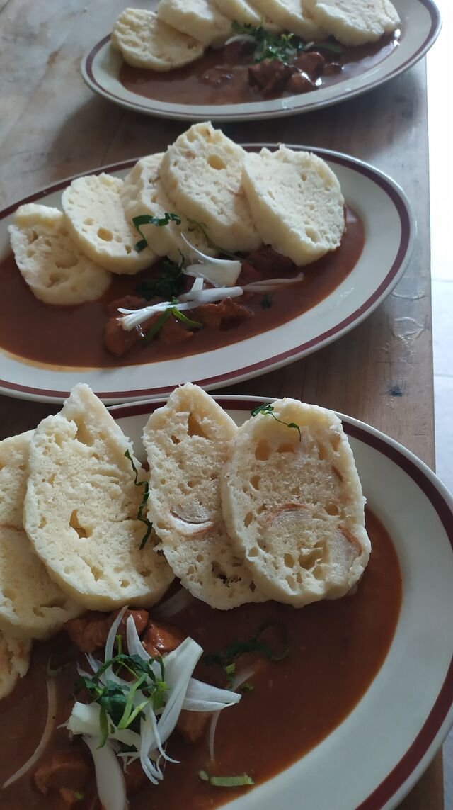 Vepřový guláš s domácími houskovými knedlíky. 