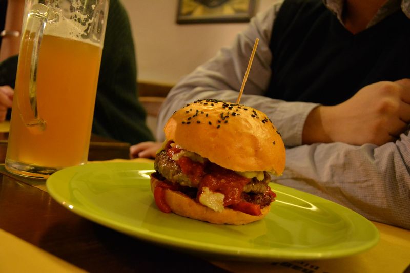 Hell's Burger di manzo con pane rosso al peperoncino