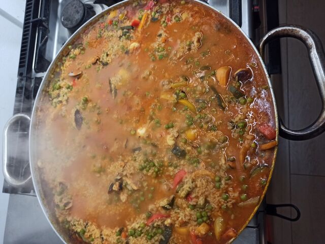 Paella Valenciana, frutti di mare e carne