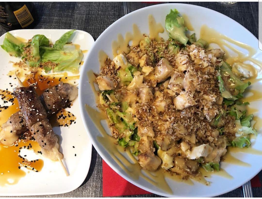 Notre salade et nos brochettes bœuf au fromage