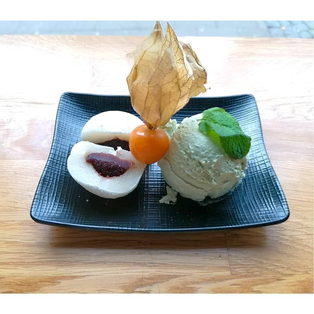 Chapssaltteok (Klebreiskuchen) mit Grüntee Eis