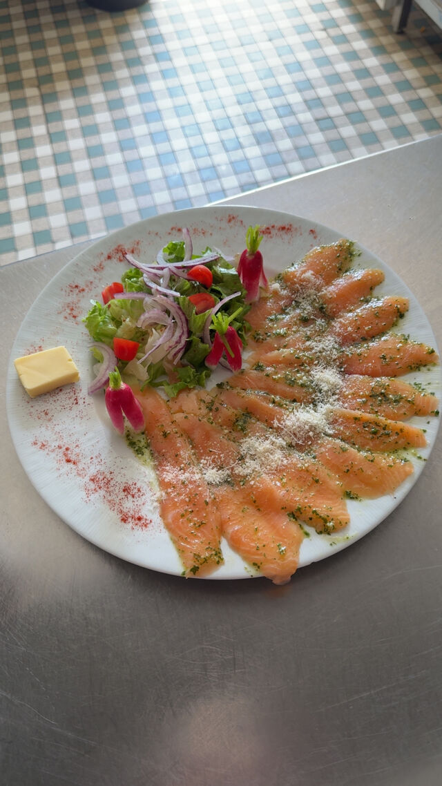 Carpaccio de saumon mariné au pesto parmesan