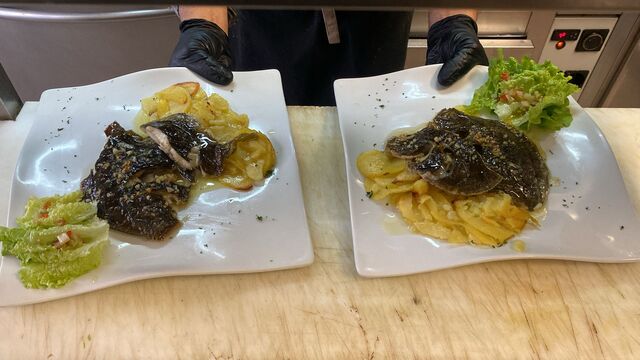 Rodaballo en su salsa con patatas panaderas y ensalada de la huerta