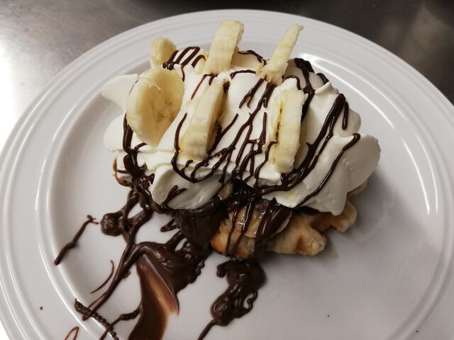 Gepimpte suikerwafel met slagroom en banaan, afgewerkt met choco.
Ook 