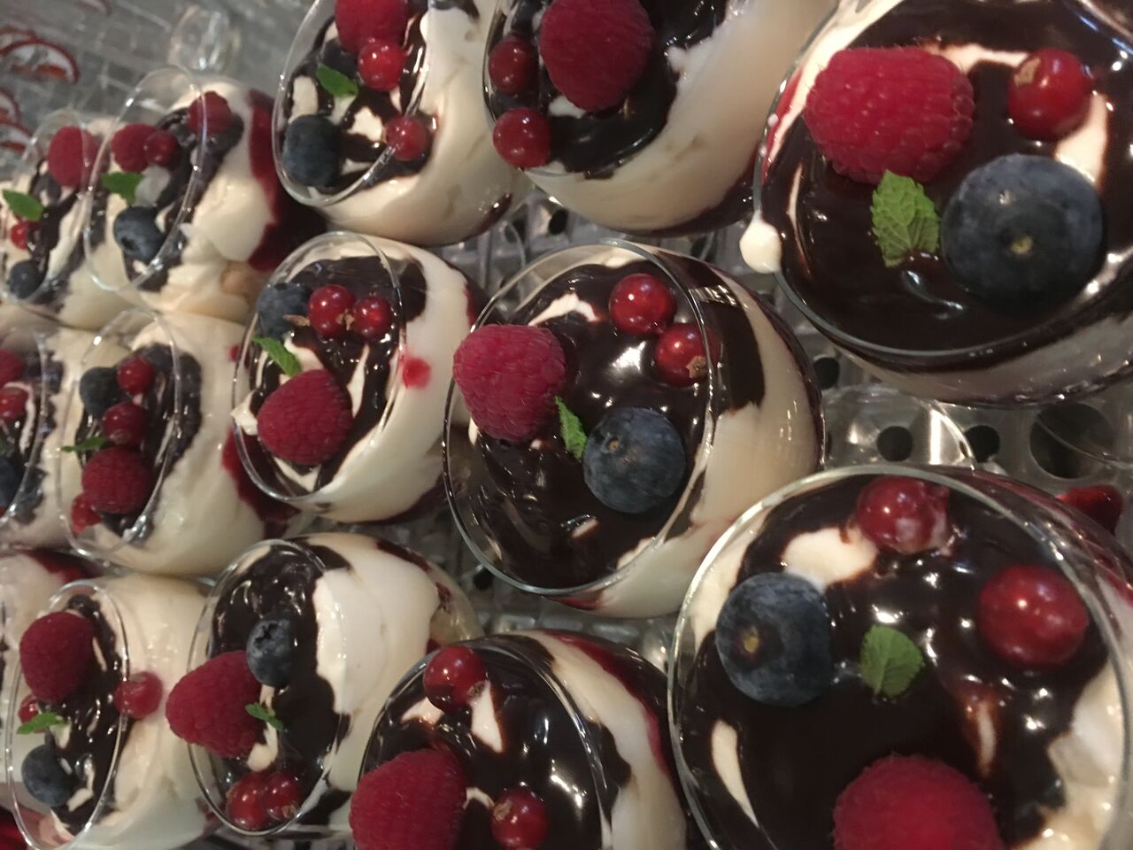 Waldbeeren Dessert mit Orangen Creme 