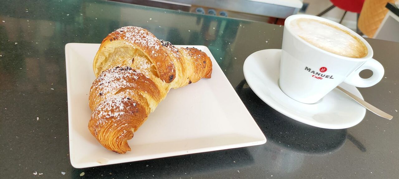 Cappuccino e cornetto