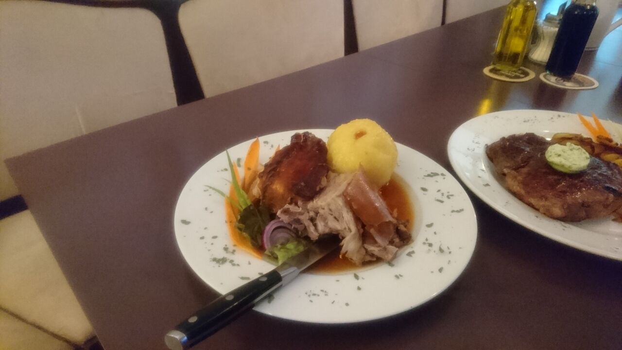 Spanferkel frisch vom Spiess. Mit Kartoffelknödel und gemischten Salat. Jeden 2ten Sonntag bei uns im Gasthaus.