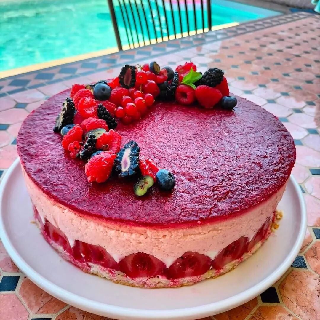 Fraisier d'anniversaire pour 14 personnes. Tous nous gâteaux d'anniversaire sont personnalisables en nombre et en parfums. 