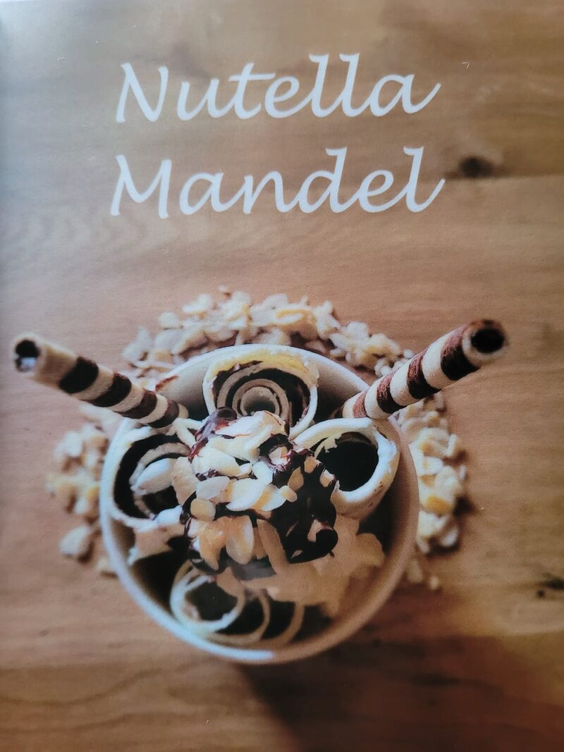 Knackig und schokoladig ist unser Ice-Roll-Nutella-Mandel-Becher.