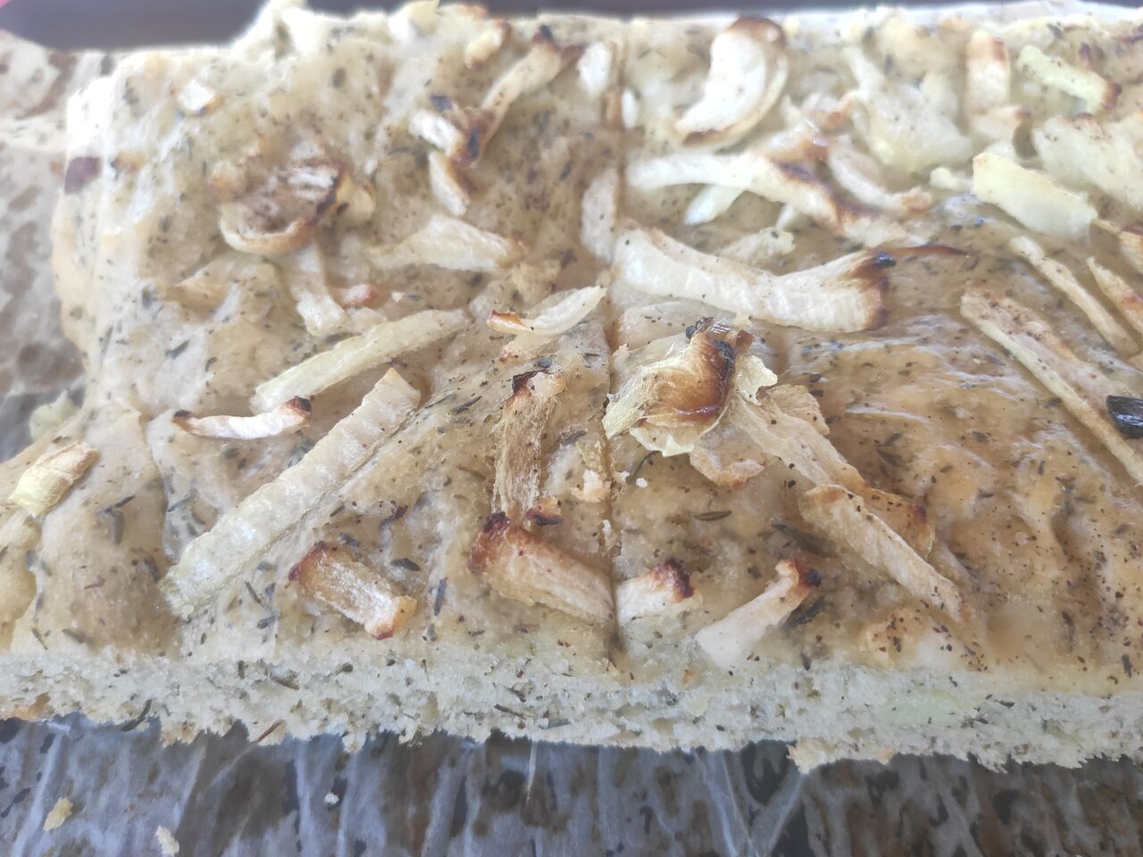 Part de foccacia au thym et oignons 3 €