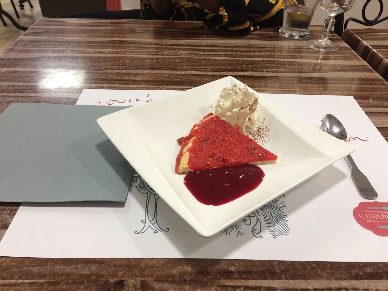 Tarte aux pralines maison avec son coulis de fruit frais.