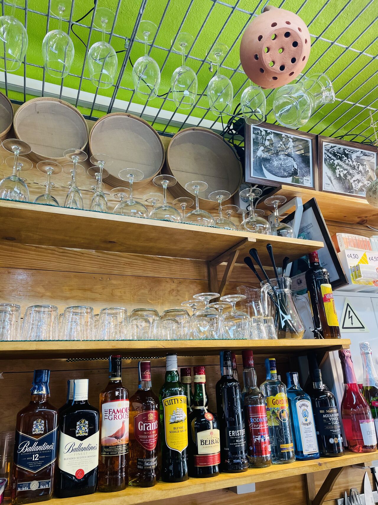 Para suas Happy Hour temos Mojitos, Caipirinhas, Morangoskas e bebidas mais clássicas num ambiente descontraido !