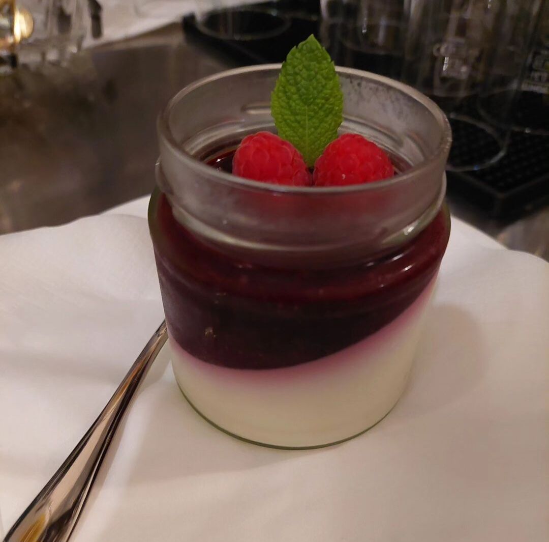 Panna cotta con salsa di frutti di bosco