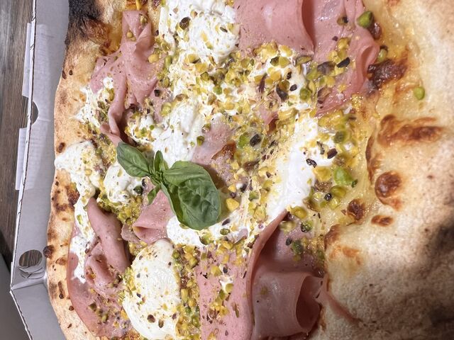 Mortazza
Base Bianca, mortadella, burrata e pistacchi 