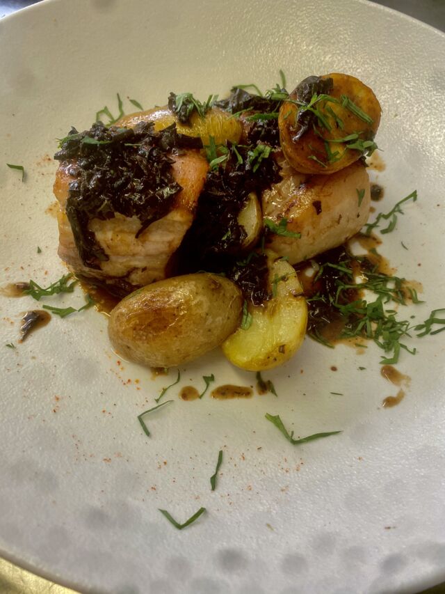 travers de porc confit à basse température, pommes grenailles jus à la trompettes. restaurant la Beaune heure Beaune
