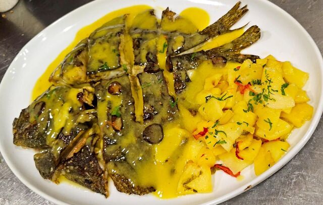 Rodaballo a la brasa con pilpil y patata panadera