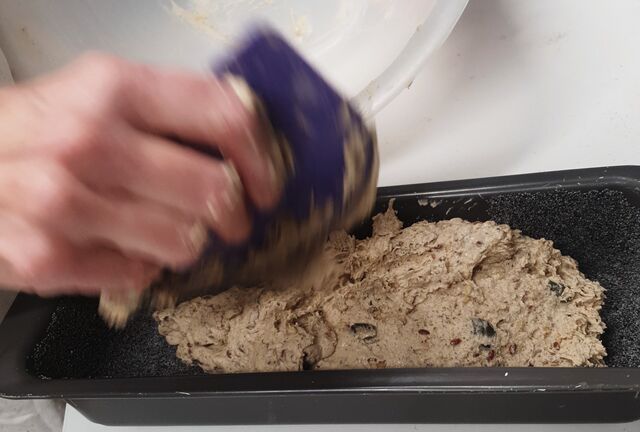 Mise en moule du pain aux farines sans gluten