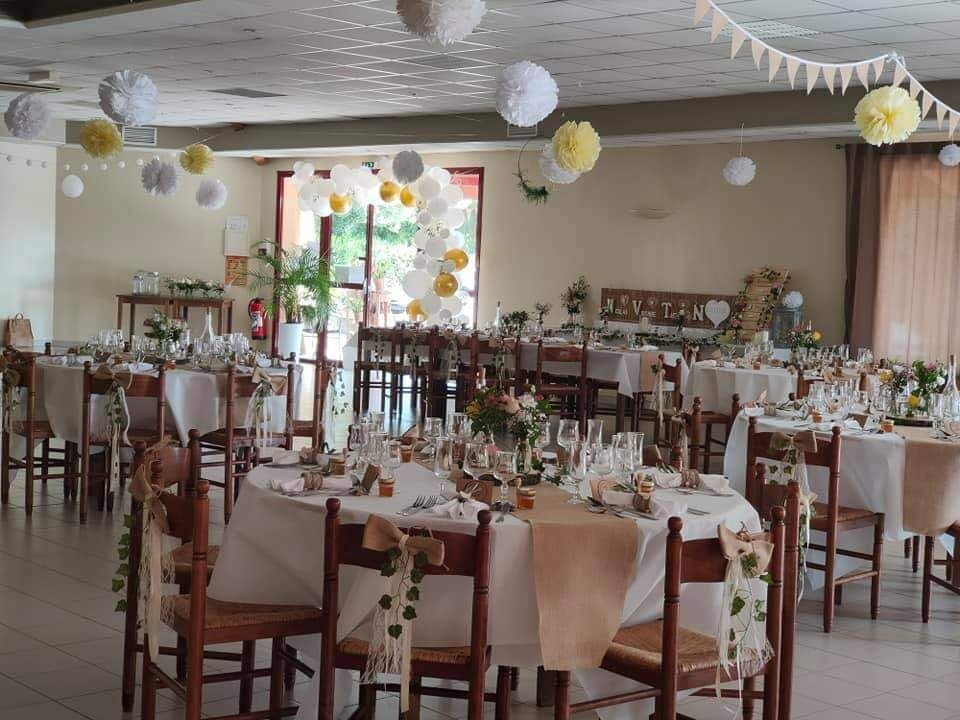 Salle de réception avec tables rondes.