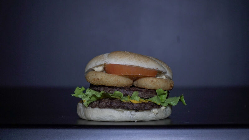 THE KING JAMES
pain moelleux, 2 steak de 100g, cheddar fondu, tomate, onions rings, salade, cornichons
sauce : miami (maison)