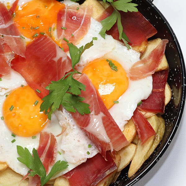 #HuevosRotos
Nuestros Huevos Rotos con Patatas Fritas, Huevos Fritos y Jamón Serrano.