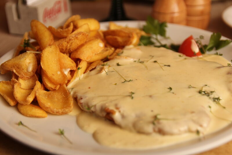 Rahmschnitzel mit Pommes