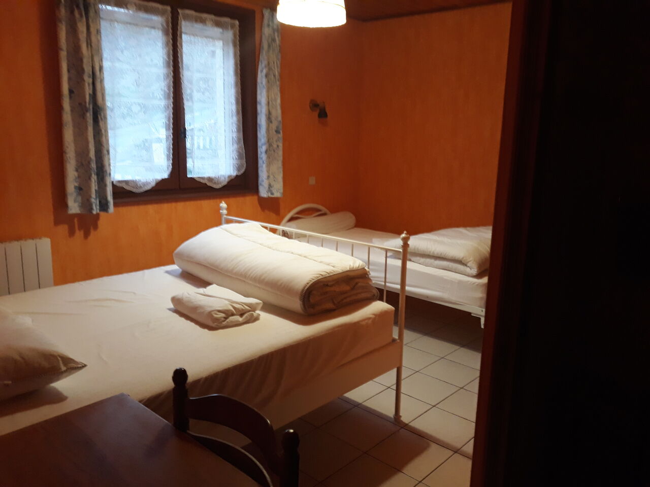 chambre 2 ou 3 places. WC et douche.