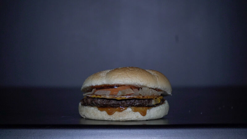 THE WADE
pain moelleux, steak 100g, cheddar fondu, bacon, oignons confits, tomate
sauce : barbecue