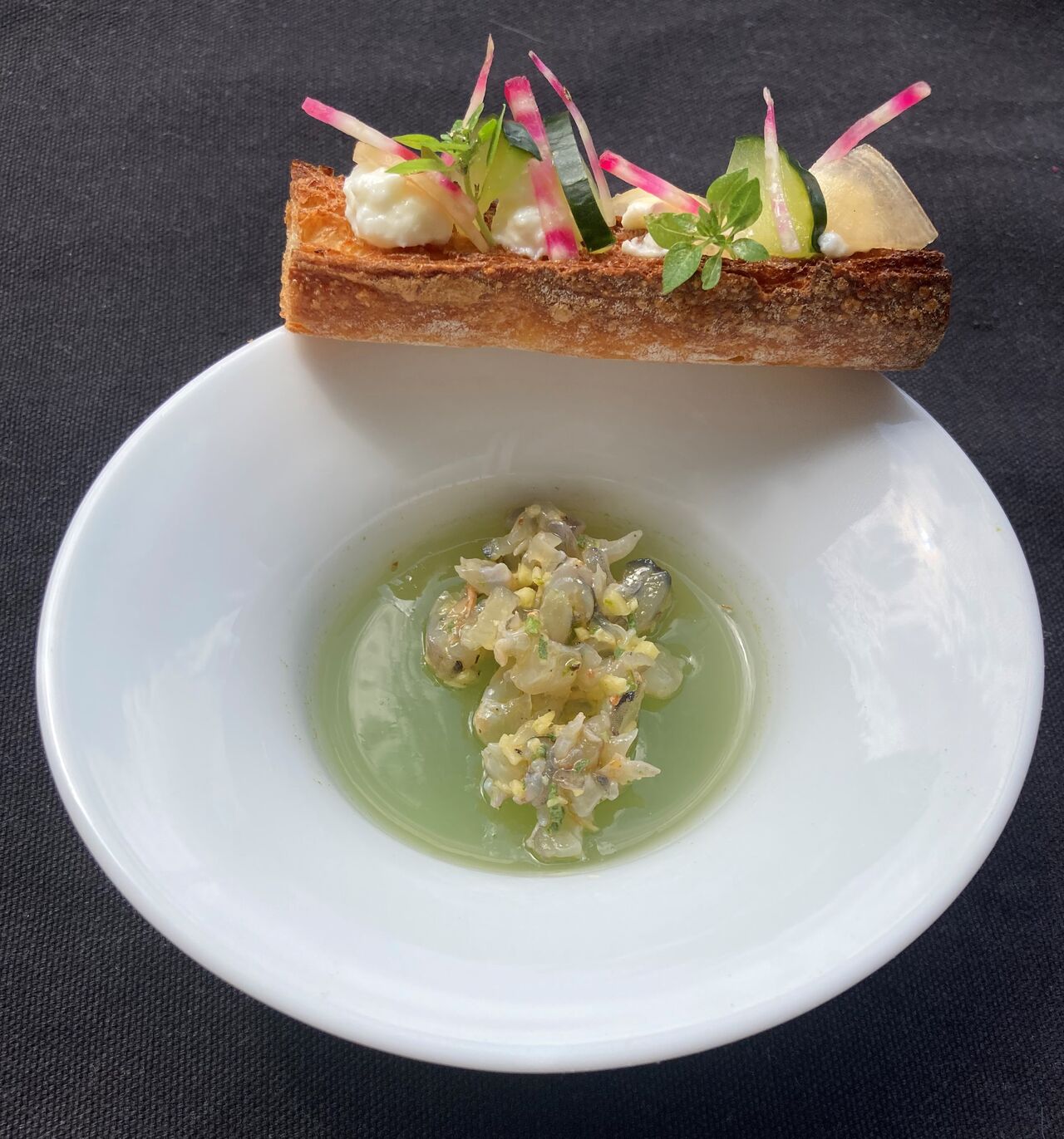 Jus de concombre et de citronnelle, tartare de crevettes grises et gingembre, tartine de brousse et pickles de radis concombre