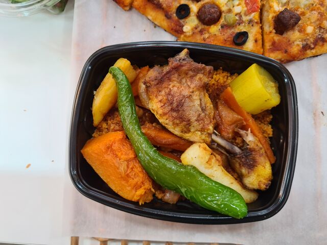 couscous tunisien Notmal 8€
Couscous royal 3 viandes 10€