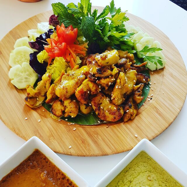 BANDEJA SATEH DE POLLO & SALSA CILANTRO Y SALSA SATEH