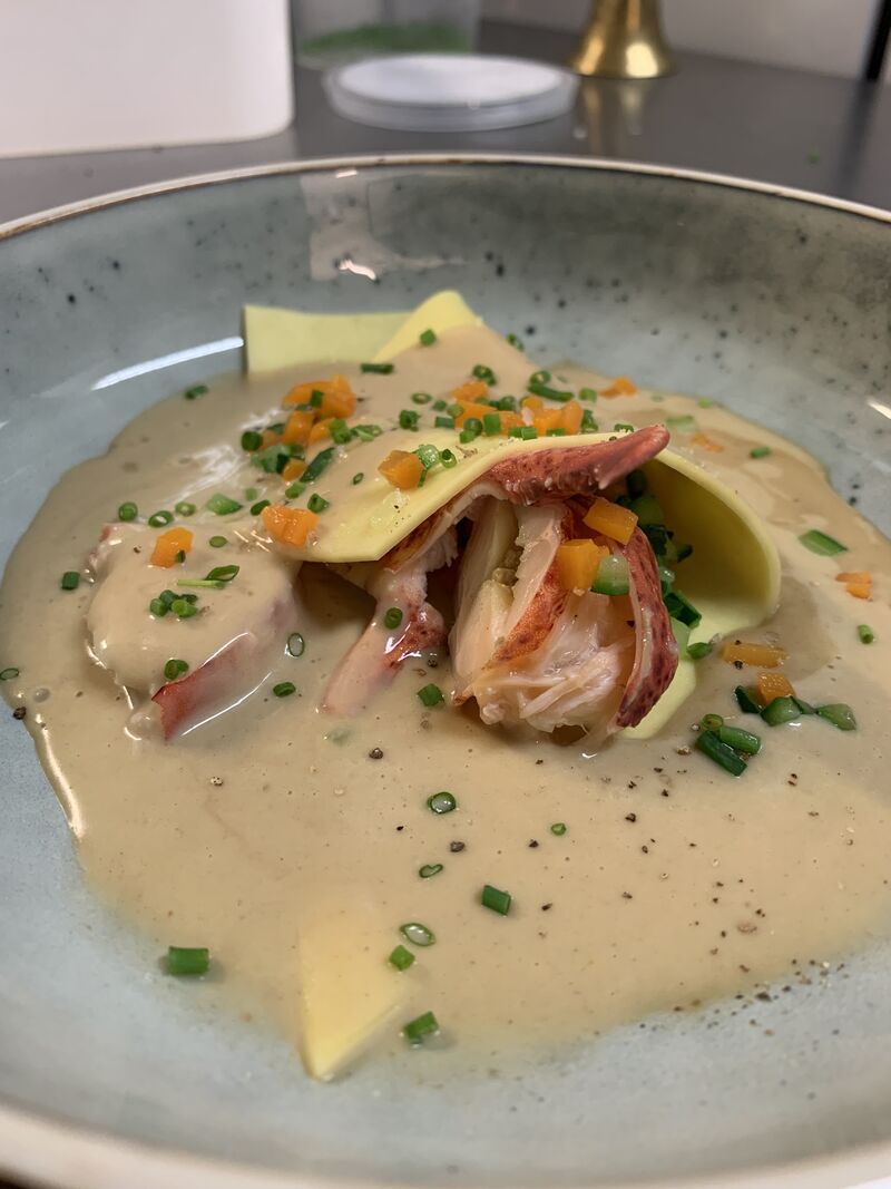 Le Homard en Raviole Ouverte et Emulsion de Crustacés