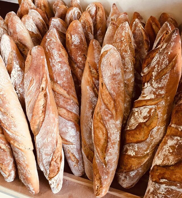 SPECIALITE DE LA MAISON : LA BAGUETTE RUSTIQUE, AU LEVAIN NATUREL, ENTIEREMENT FAÇONNEE A LA MAIN. 