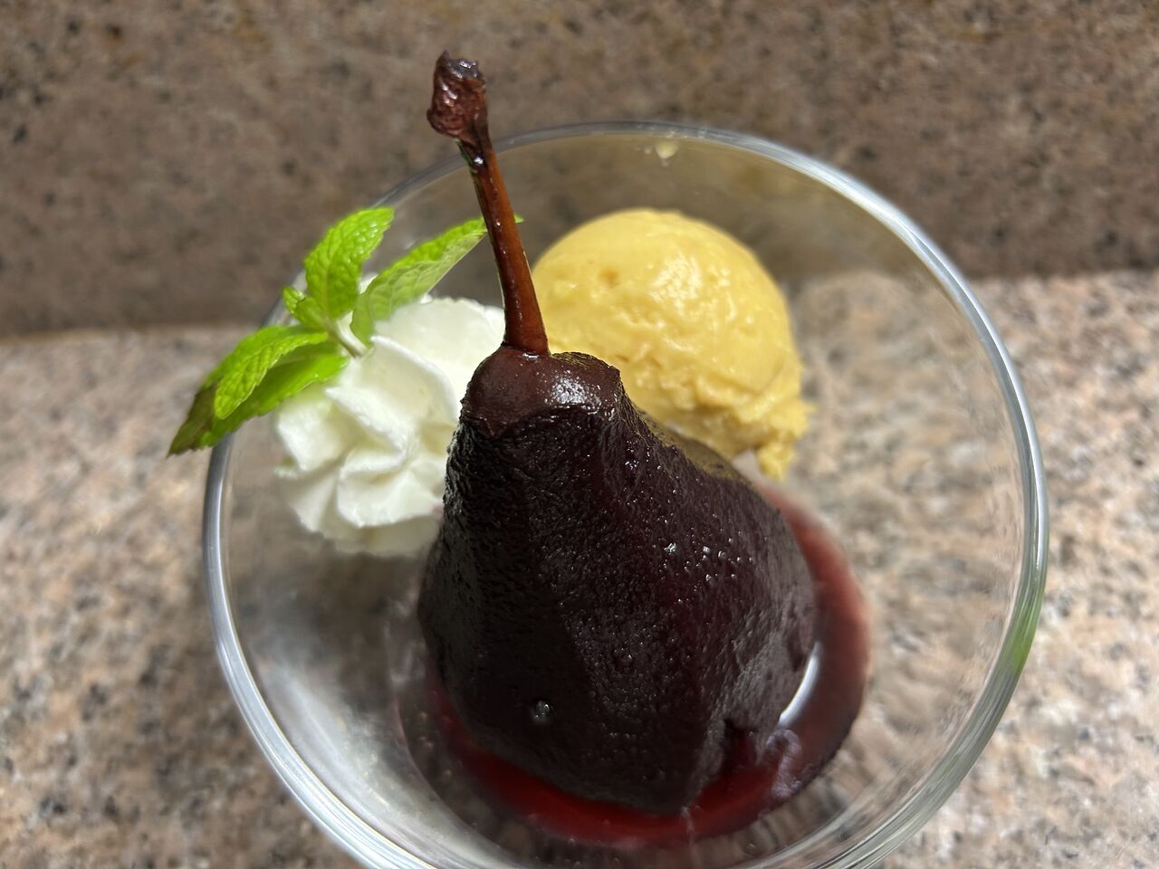 Pour pochée au vin rouge